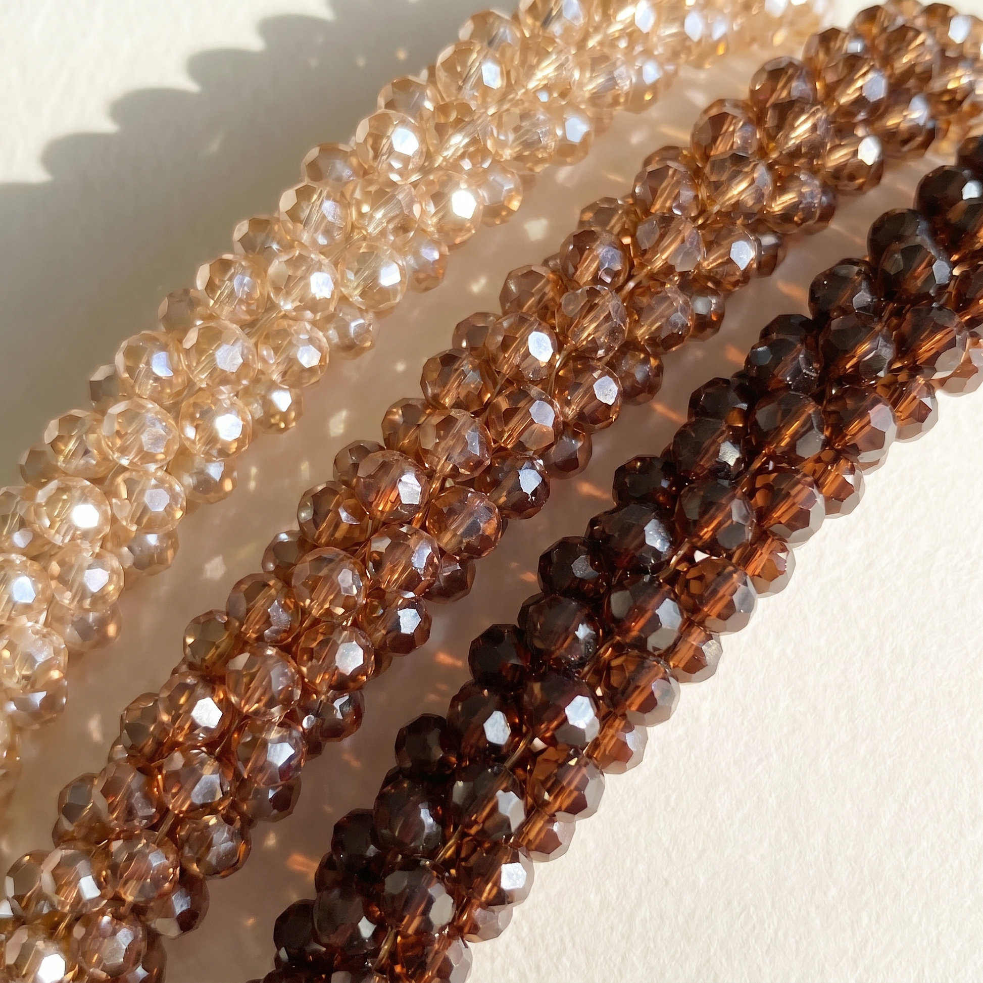 Macro shot van Champagne, Caramel en Mocha kralen naast elkaar