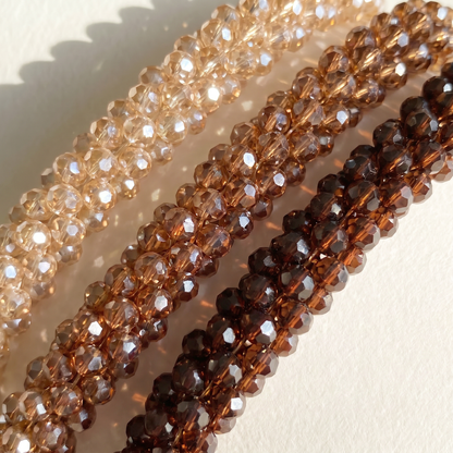 Macro shot van Champagne, Caramel en Mocha kralen naast elkaar