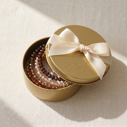 Warm Earth bundel als cadeau in gouden tin met cream satijnen strik